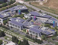 Googlenin ana kampüsü olan Californiada Mountain View kasabasındaki 10 hektarlık alandaki yapıların enerji ihtiyacı güneş pillerinden sağlanıyor.